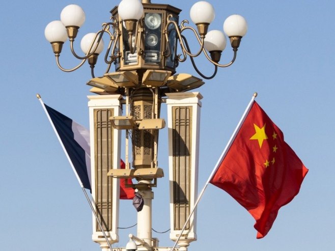 Француска и кинеска застава (фото: EPA/JESSICA LEE) Француска и кинеска застава (фото: EPA/JESSICA LEE) -