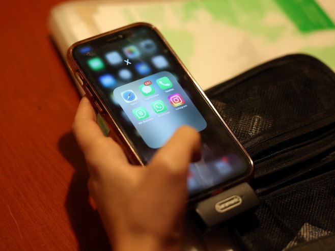 Друштвене мреже (Фото: EPA/ABEDIN TAHERKENAREH) Друштвене мреже (Фото: EPA/ABEDIN TAHERKENAREH) -