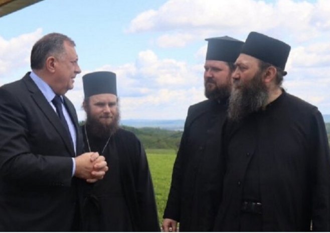 Милорад Додик у Хиландару (фото: x.com/MiloradDodik) Милорад Додик у Хиландару (фото: x.com/MiloradDodik) -