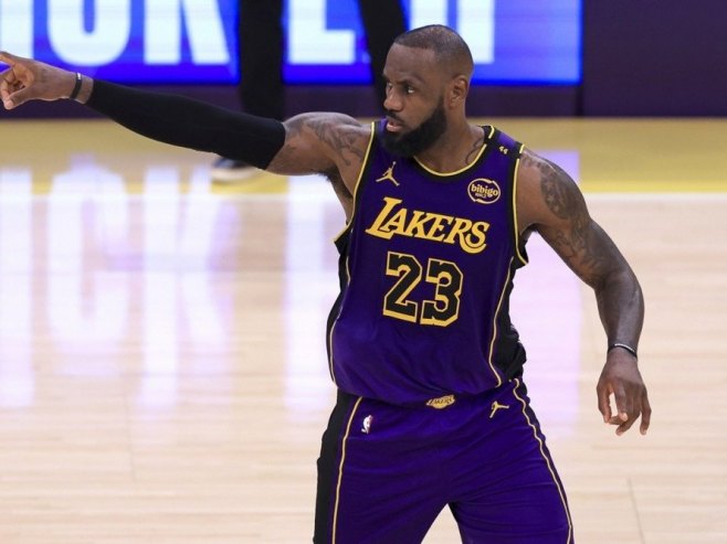 Леброн Џејмс (фото: EPA/RYAN SUN) Леброн Џејмс (фото: EPA/RYAN SUN) -