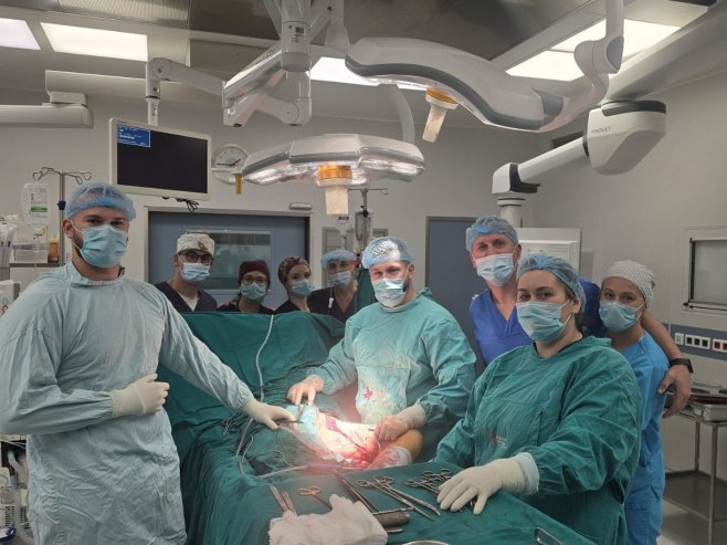 УКЦ - хируршки тим Клинике за ортопедију и трауматологију УКЦ - хируршки тим Клинике за ортопедију и трауматологију - Фото: СРНА