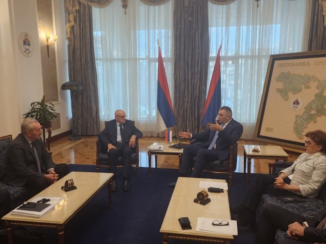 Минић са пензионерима Минић са пензионерима - Фото: РТРС