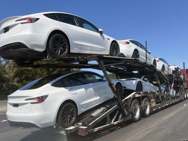 Тесла - модел 3 (Фото: EPA/JOHN G. MABANGLO) Тесла - модел 3 (Фото: EPA/JOHN G. MABANGLO) -