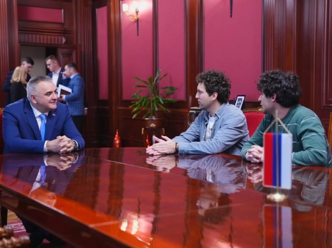 Саво Минић са студентима Саво Минић са студентима - Фото: Уступљена фотографија