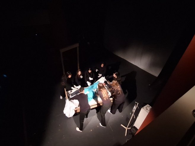 У требињском Културном центру ученици гимназије “Јован Дучић” премијерно су извели мјузикл “У пламену” - Фото: РТРС