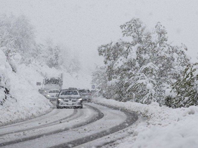 Сњежне падавине (фото: EPA/ALESSANDRO DELLA VALLE) - 
