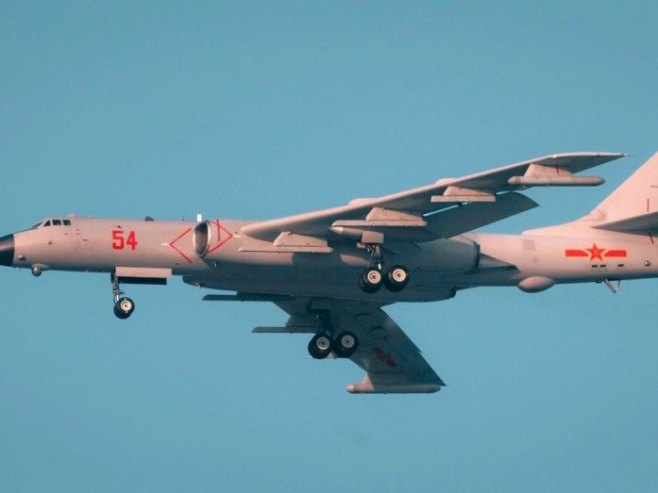 Kинески авион (фото: EPA/ALEX PLAVEVSKI) - 