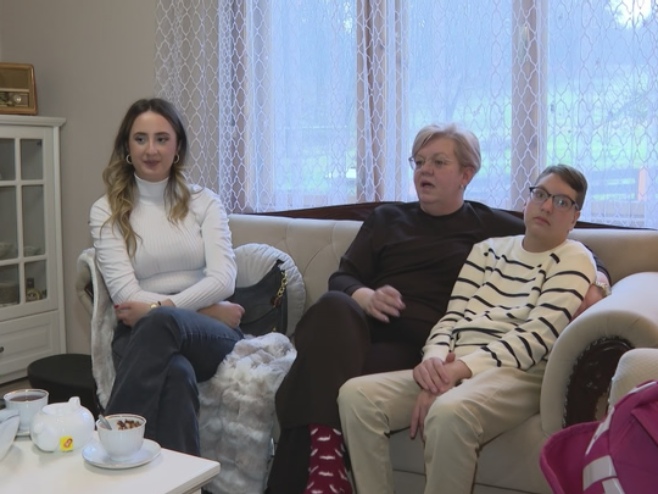 Дјечак Урош Живковић са мајком - Фото: РТРС