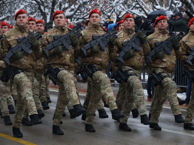 Свечани дефиле - Фото: ZIPAPHOTO/Borislav Zdrinja