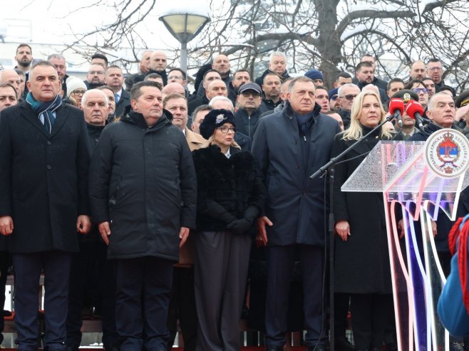 Званичници Српске на свечаном дефилеу - Фото: ZIPAPHOTO/Borislav Zdrinja
