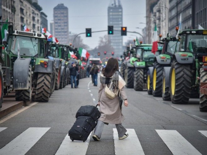 Протест пољопривредника (Фото: EPA/MATTEO CORNER) - 