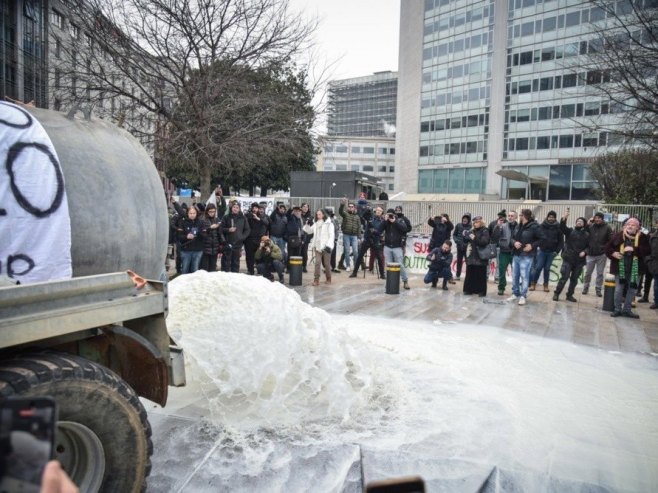 Протест пољопривредника (Фото: EPA/MATTEO CORNER) - 