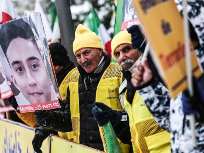 Протести (Фото: EPA/FILIP SINGER) - 