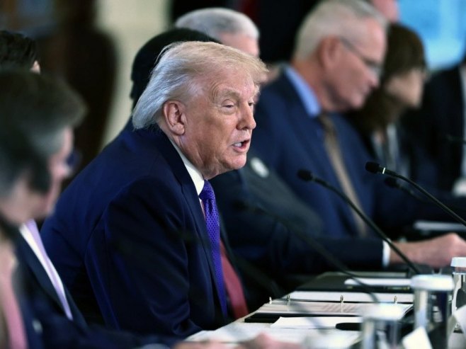 Доналд Трамп (фото: EPA/JIM LO SCALZO) - 