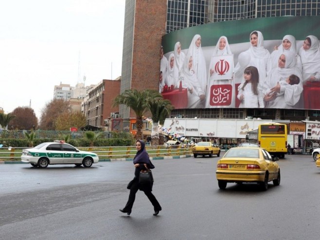 Техеран (Фото: EPA/ABEDIN TAHERKENAREH) - 