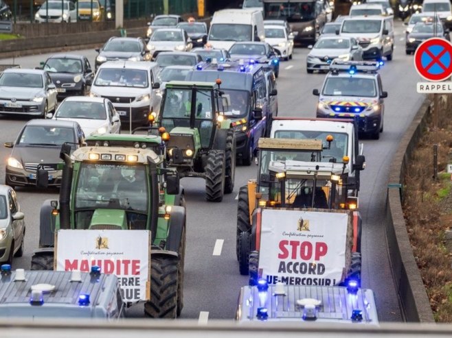Протести пољопривредника (фото: EPA/CHRISTOPHE PETIT TESSON) Протести пољопривредника (фото: EPA/CHRISTOPHE PETIT TESSON) -