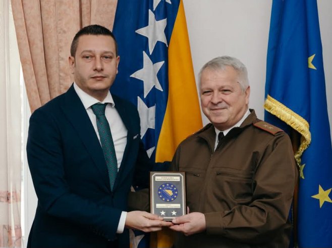 Флорин-Маријан Барбу уручио Гогановићу почасну плакету Флорин-Маријан Барбу уручио Гогановићу почасну плакету - Фото: СРНА