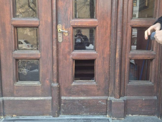 Поломљен прозор (Фото: TANJUG/ OMK MUP REPUBLIKE SRBIJE/ bg) Поломљен прозор (Фото: TANJUG/ OMK MUP REPUBLIKE SRBIJE/ bg) -