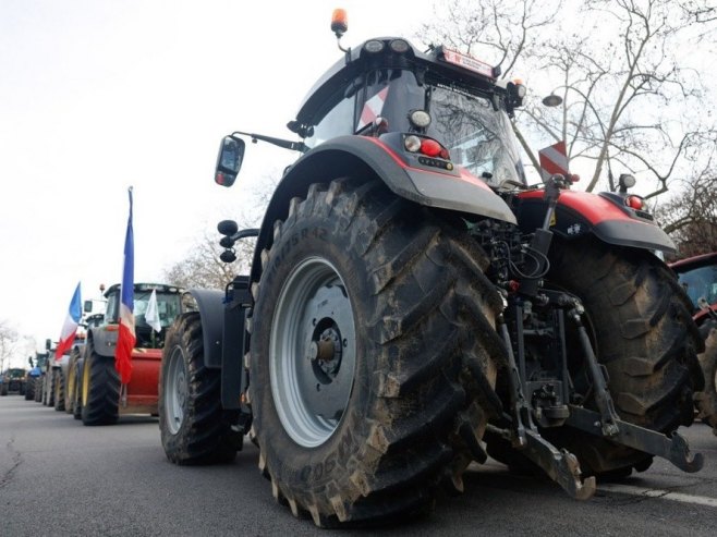 Протести у Паризу (фото: EPA/MOHAMMED BADRAu) Протести у Паризу (фото: EPA/MOHAMMED BADRAu) -