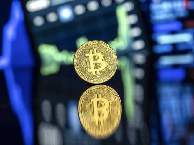 Биткоин (фото: EPA/PABLO GIANINAZZI - илустрација) - 