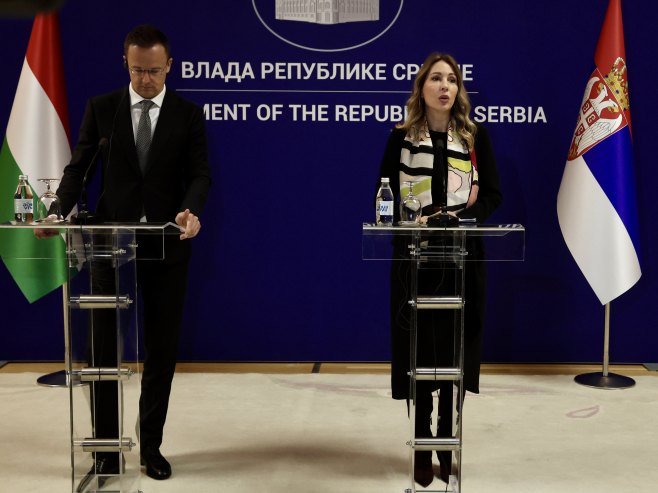 Петер Сијарто и Дубравка Ђедовић Хандановић(фото: TANJUG/ DEJAN ŽIVANČEVIĆ/bs) Петер Сијарто и Дубравка Ђедовић Хандановић(фото: TANJUG/ DEJAN ŽIVANČEVIĆ/bs) -