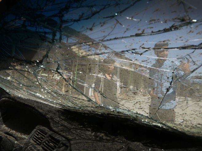 Смрскано стакло аутомобила (Фото: EPA/JAWAD JALALI) - 