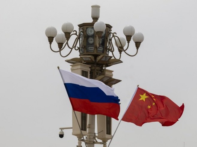 Заставе Русије и Кине (фото: EPA/ANDRES MARTINEZ CASARES) - 