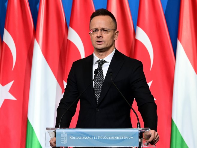 Петер Сијарто (Фото:EPA/ATTILA KOVACS HUNGARY OUT) - 