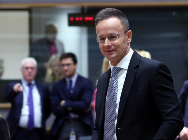 Петер Сијарто (фото: EPA/OLIVIER HOSLET) - 