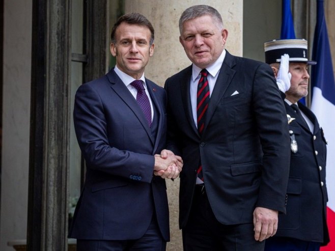 Емануел Макрон и Роберт Фицо (фото: EPA/CHRISTOPHE PETIT TESSON) - 