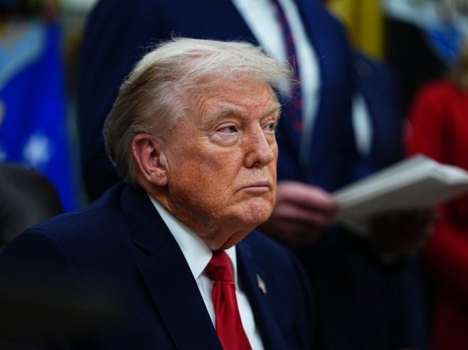 Доналд Трамп (фото: EPA/AARON SCHWARTZ) - 