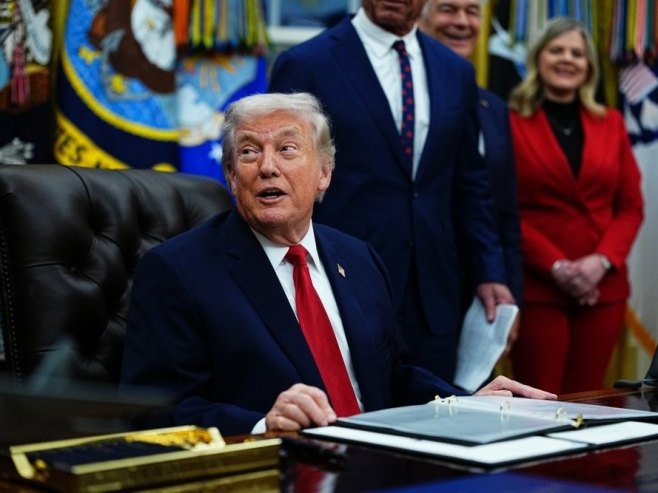 Доналд Трамп (фото: EPA/AARON SCHWARTZ) - 