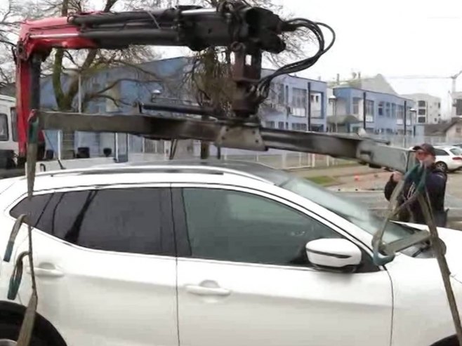 Непрописно паркирање - Фото: РТРС