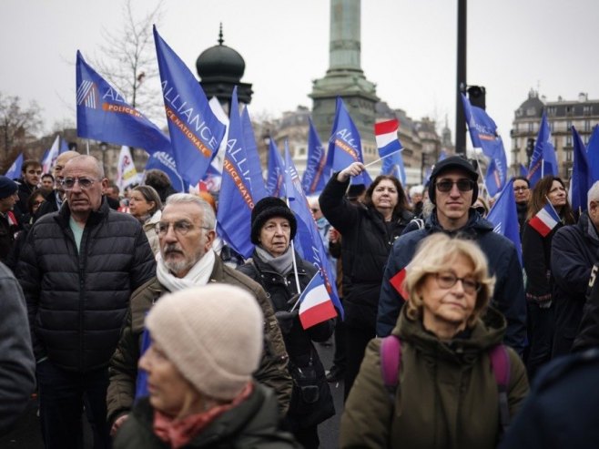 Протест у Паризу (Фото: EPA/YOAN VALAT) - 