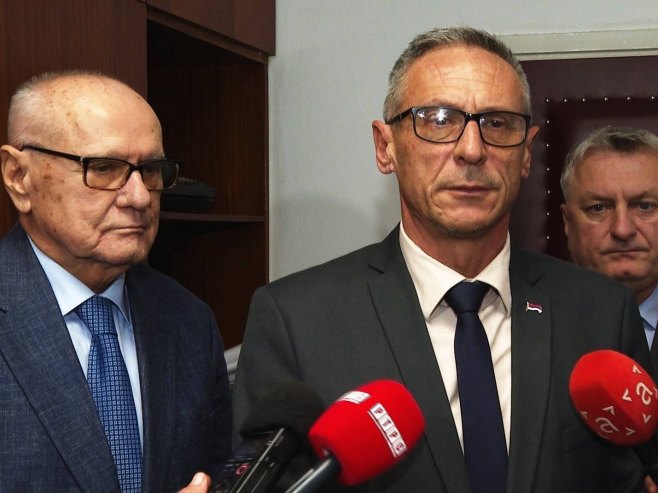 Радан Остојић са представницима пензионера - Фото: РТРС