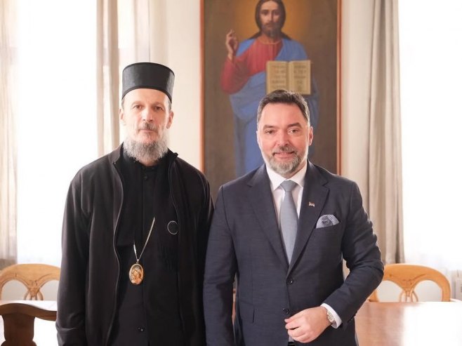 Митрополит Димитрије и Сташа Кошарац (Фото: instagram.com/stasa.kosarac) - 