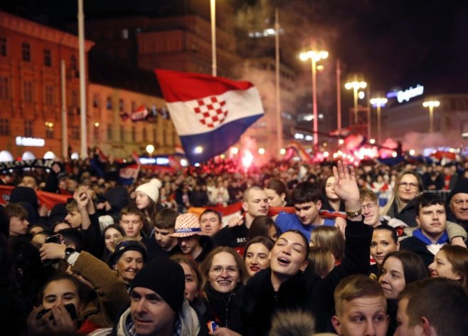 Усташка застава на дочеку рукометаша (фото: EPA/ANTONIO BAT) - 