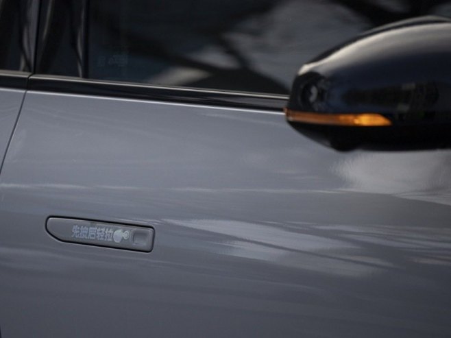 Аутомобил са увученим  ручкама (Фото: EPA/ANDRES MARTINEZ) - 