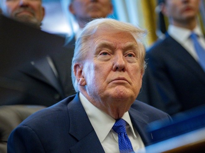 Доналд Трамп (фото: EPA/BONNIE CASH) - 