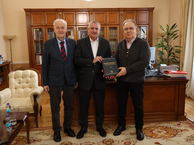 Радовану Вишковићу данас је уручено шест томова Енциклопедије Републике Српске (фото: autoputevirs.com) - 