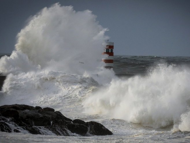 Невријеме (Фото: EPA/JOSE COELHO/илустрација) - 