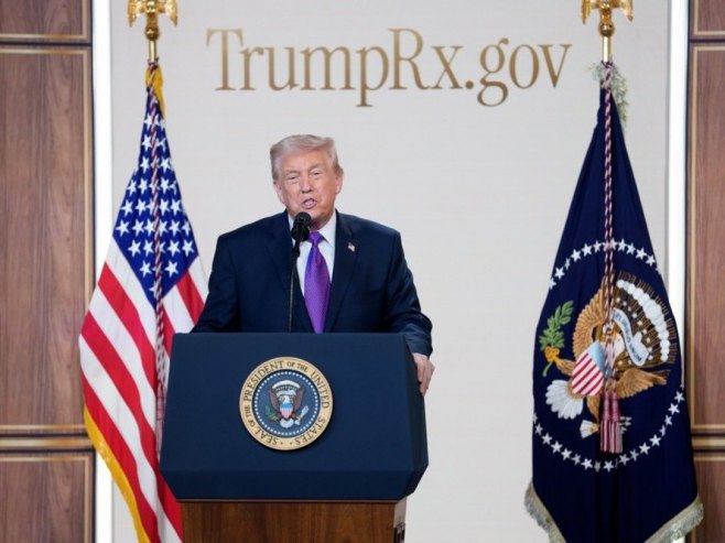 Доналд Трамп (фото: EPA/AARON SCHWARTZ) - 