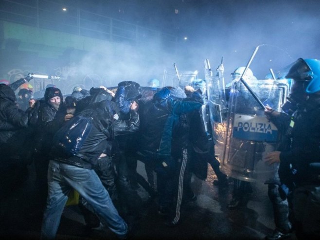 Протести у Милану (фото:  EPA/DAVIDE CANELLA) - 
