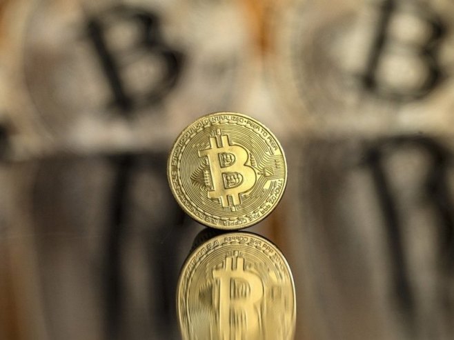 Биткоин (Фото: EPA/PABLO GIANINAZZI, илустрација) - 