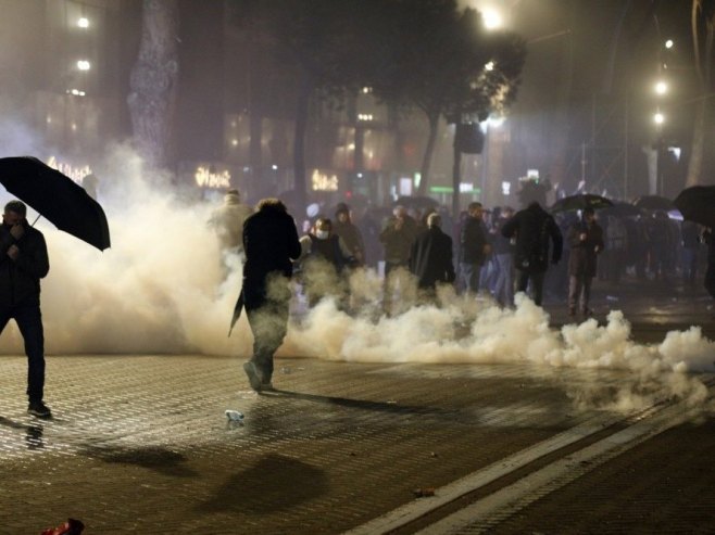 Тирана протести (фото: EPA/MALTON DIBRA) - 