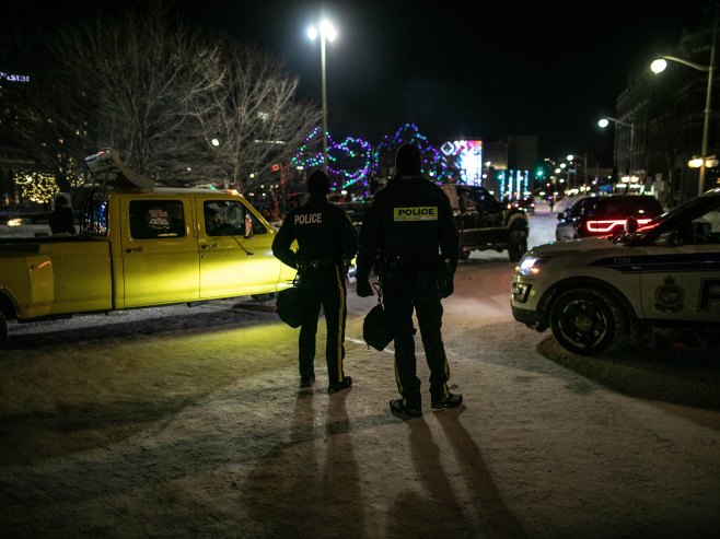 Полиција (Фото: EPA/AMRU SALAHUDDIEN) Полиција (Фото: EPA/AMRU SALAHUDDIEN) -