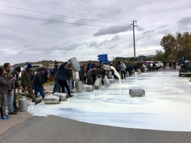 Млијеко (фото: EPA/FRANCESCO PINNA - илустрација) - 
