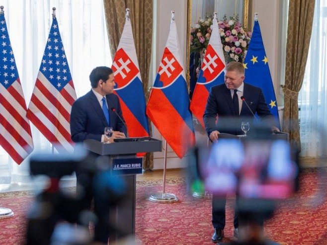 Марко Рубио и Роберт Фицо (фото: EPA/DOMINIKA KORTVELYESIOVA) - 