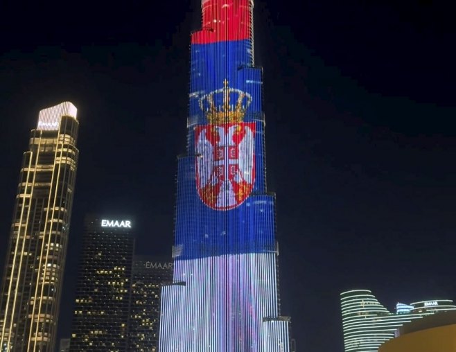 Бурџ Калифа у Дубаију засијала у бојама српске заставе (фото: TANJUG/ STR) - 