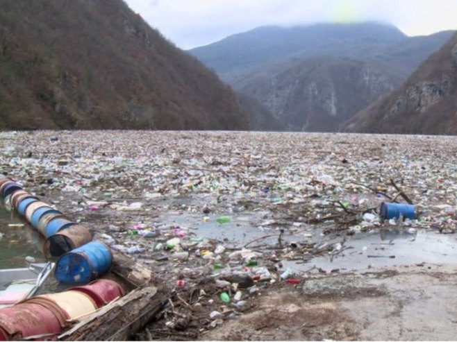 Смеће у Дрини - Фото: РТРС